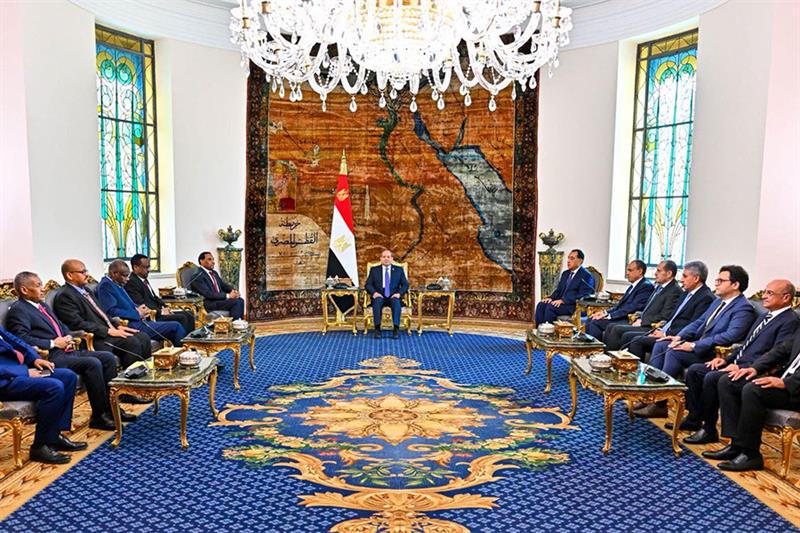El-Sisi Reaffirms Egypt’s Commitment to Sudan’s Peace and Security in Talks with Sudanese PM